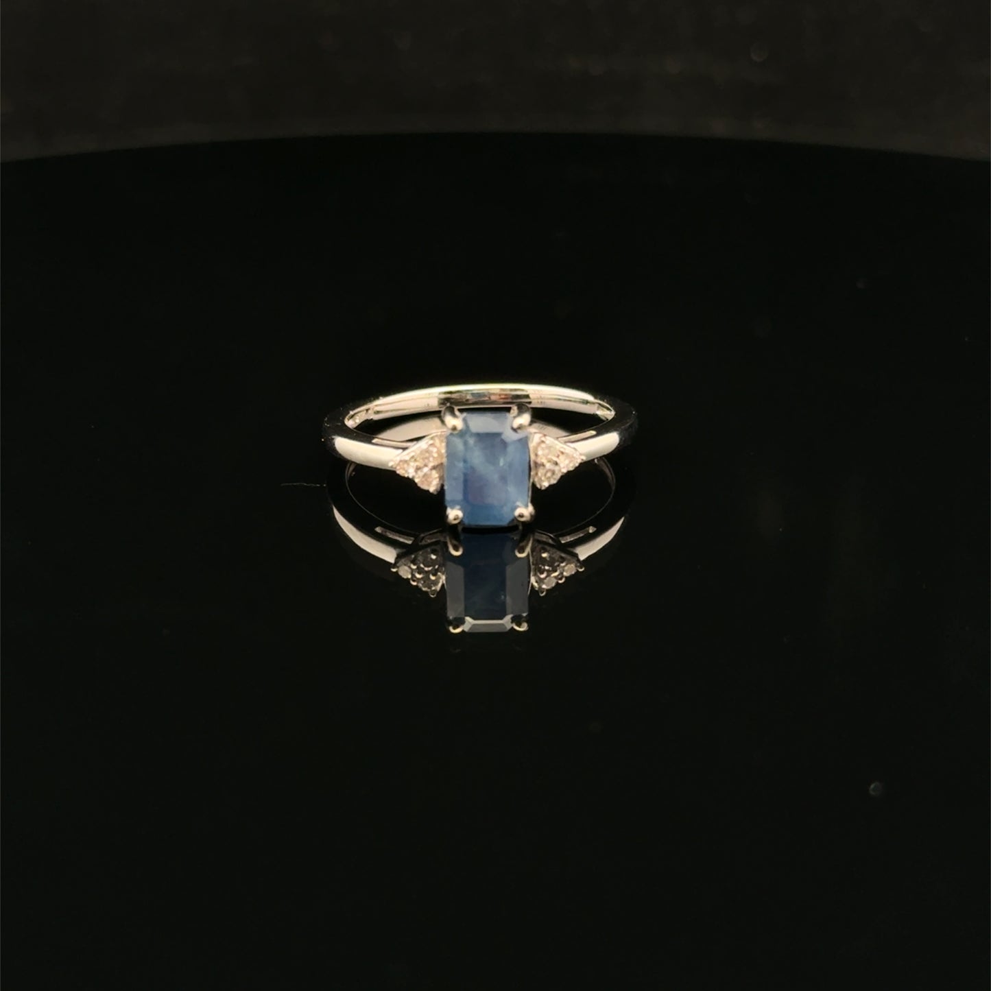 Three Stone 1ctw. 0.08ct. - 10KW - Natural Sapphire