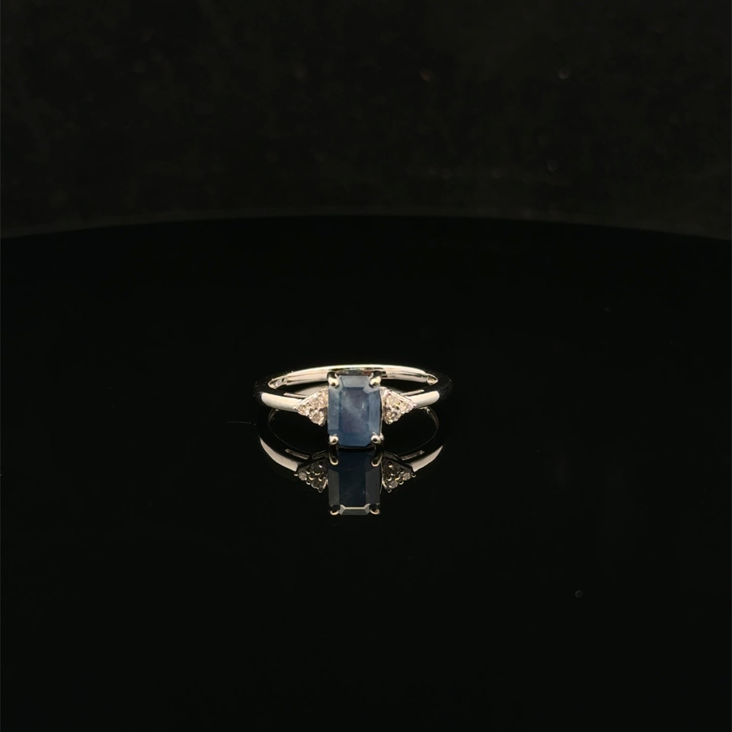 Three Stone 1ctw. 0.08ct. - 10KW - Natural Sapphire