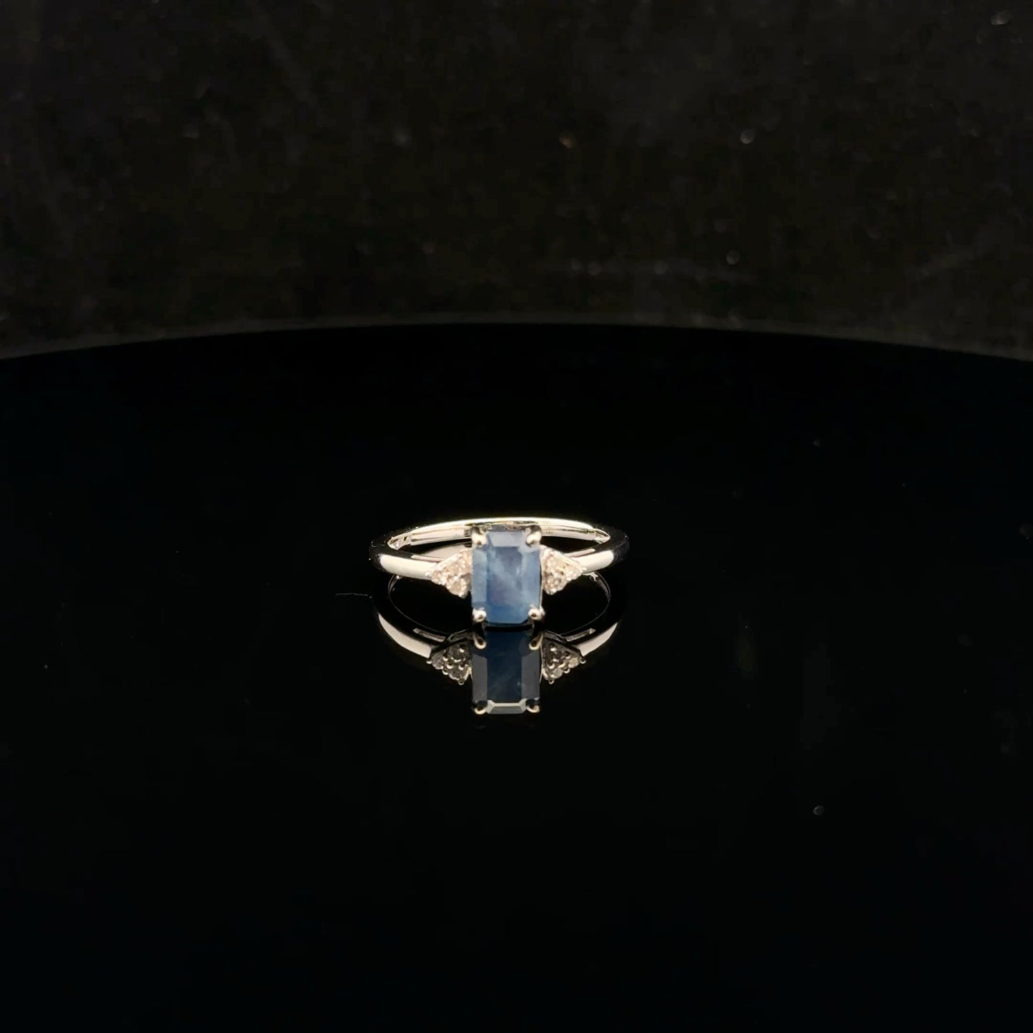 Three Stone 1ctw. 0.08ct. - 10KW - Natural Sapphire