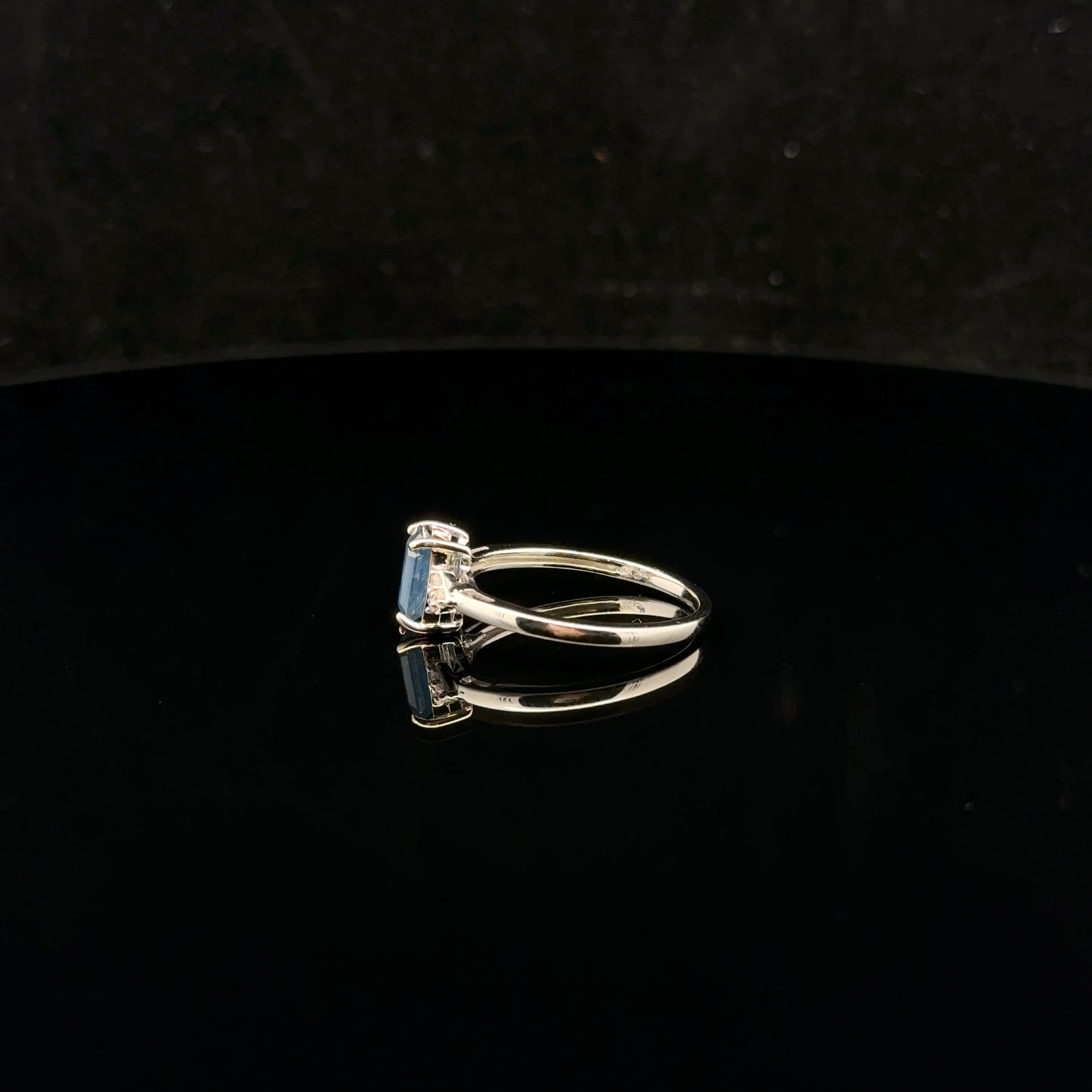 Three Stone 1ctw. 0.08ct. - 10KW - Natural Sapphire