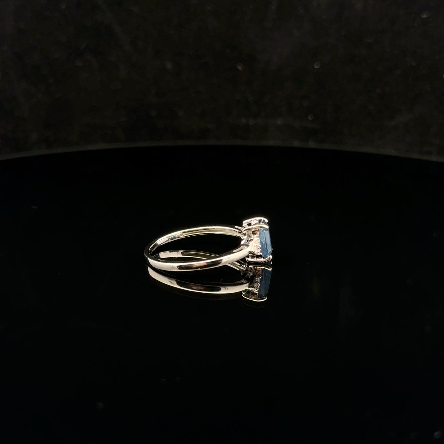 Three Stone 1ctw. 0.08ct. - 10KW - Natural Sapphire