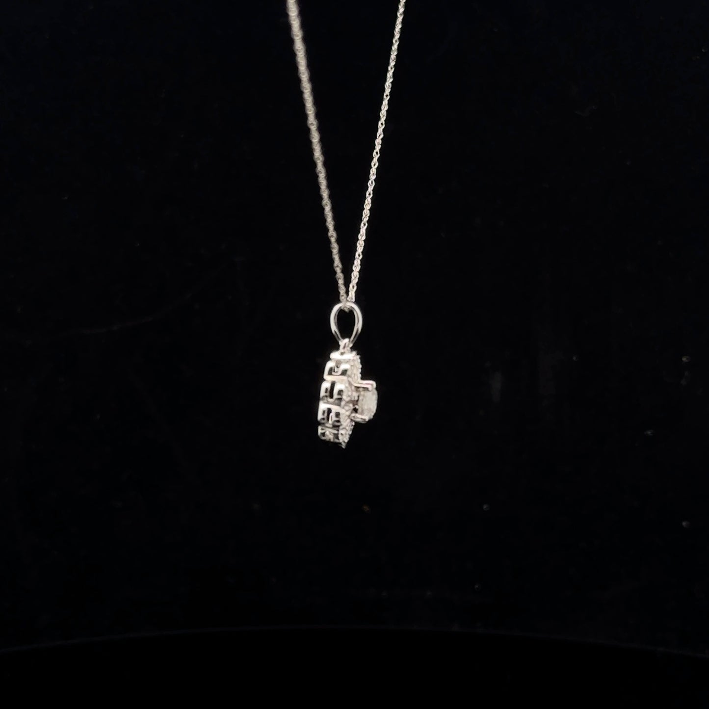 Flower Halo 0.50ctw. H/I1. - 10KW - Natural Diamond