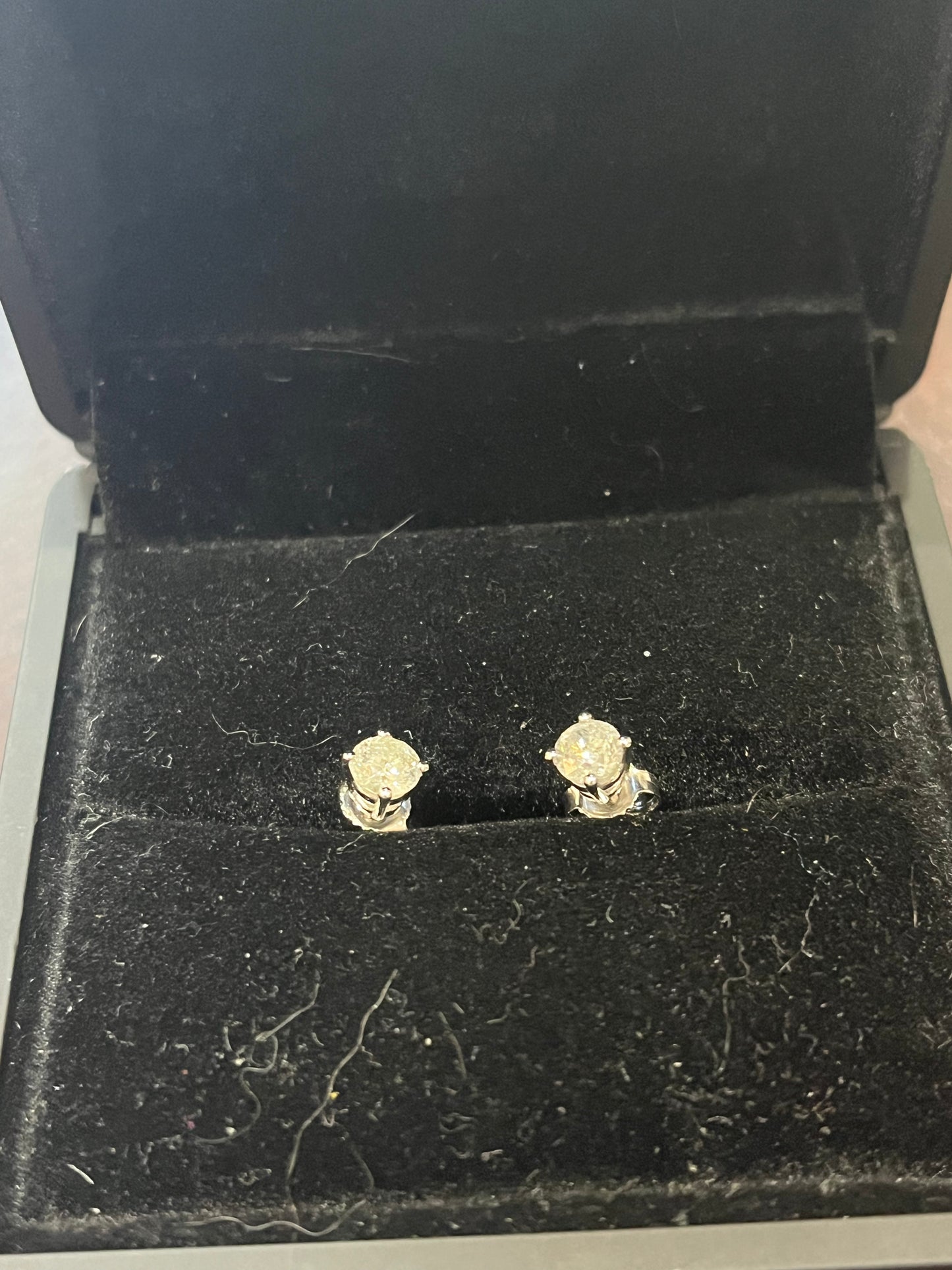 0.325 studs - 14KW - 0.65ctw H/I1 - Natural diamond - 34407