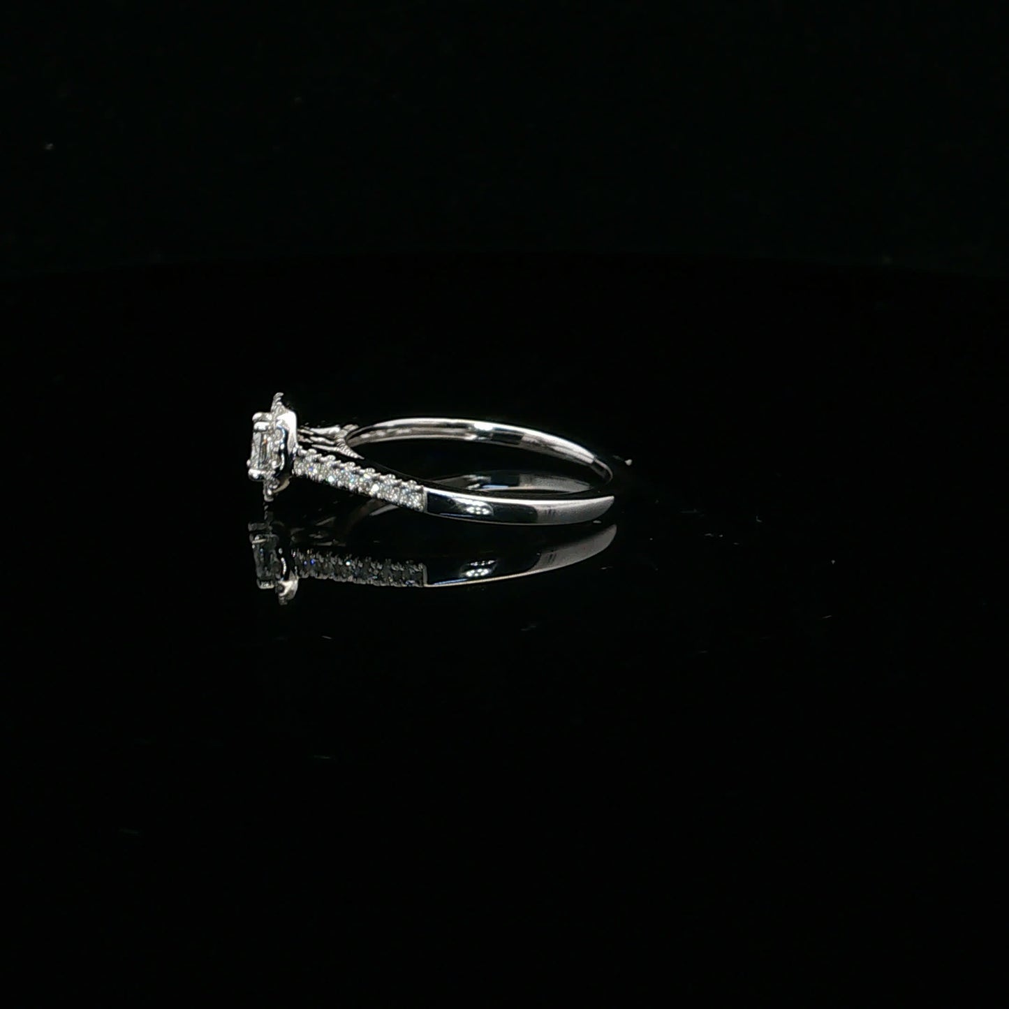 0.38ctw 0.18ct F/SI2 Oval Halo - 10KW - Natural Diamond - 64165-7