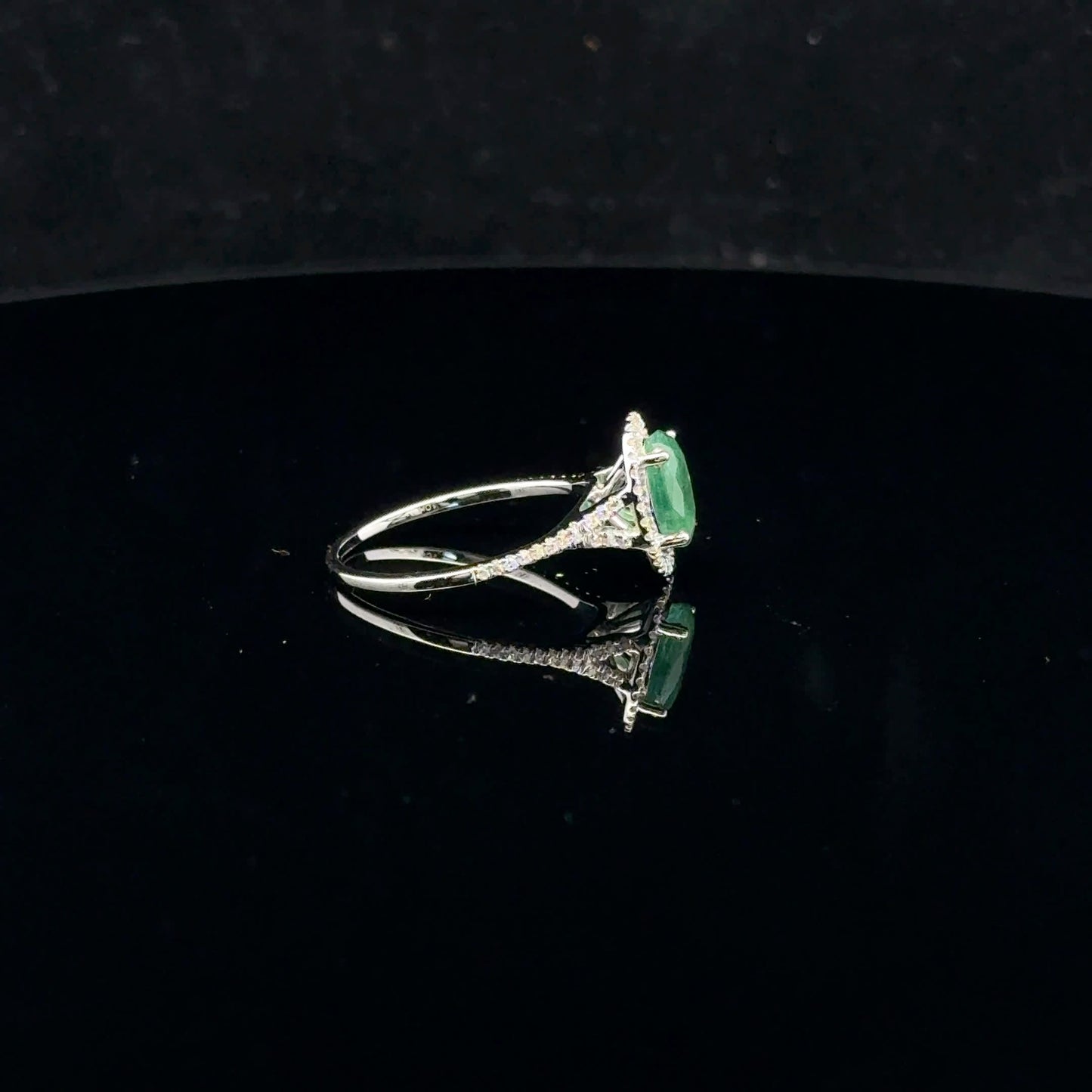 Oval Halo 0.25ctw - 10KW - Natural Emerald - 52085