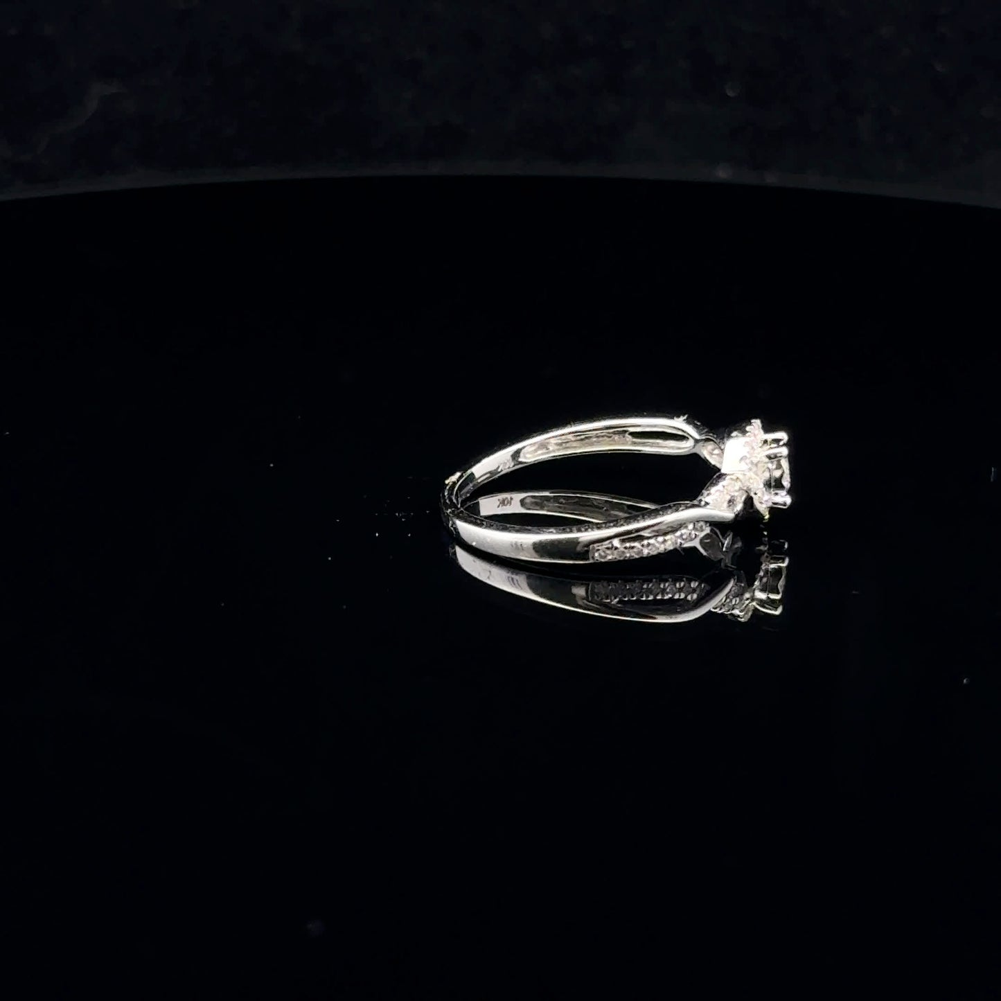 0.25ctw 0.10cy G/SI2 #6.75 Twist Halo - 10KW - Natural Diamond - 53057